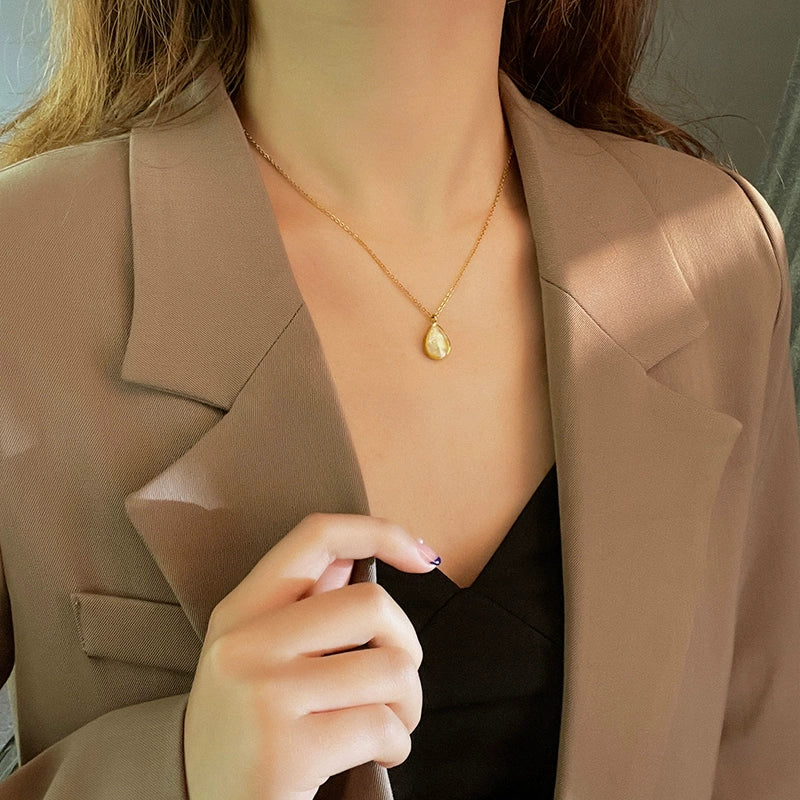 Natural Shell Patch Water Drop Necklace Female Clavicle Chain 2022 New Arrival Tide Special-Interest Design Non-Collision Original Titanium Steel