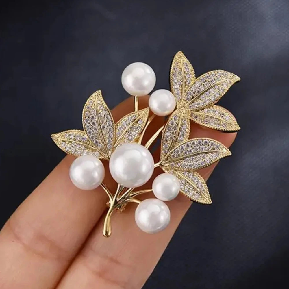 Fashion Pearl Maple Leaf Rhinestone Brooches For Women Elegant Metal Fixed Clothing Pins Daily Jewelry Accessories