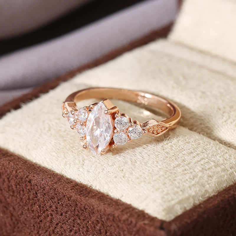 Women's fashionable sparkling zircon ring is suitable for proposing to give to her beloved on her wedding anniversary