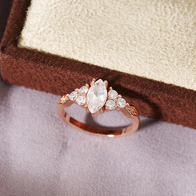 Women's fashionable sparkling zircon ring is suitable for proposing to give to her beloved on her wedding anniversary