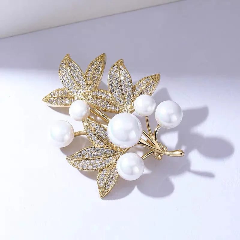 Fashion Pearl Maple Leaf Rhinestone Brooches For Women Elegant Metal Fixed Clothing Pins Daily Jewelry Accessories