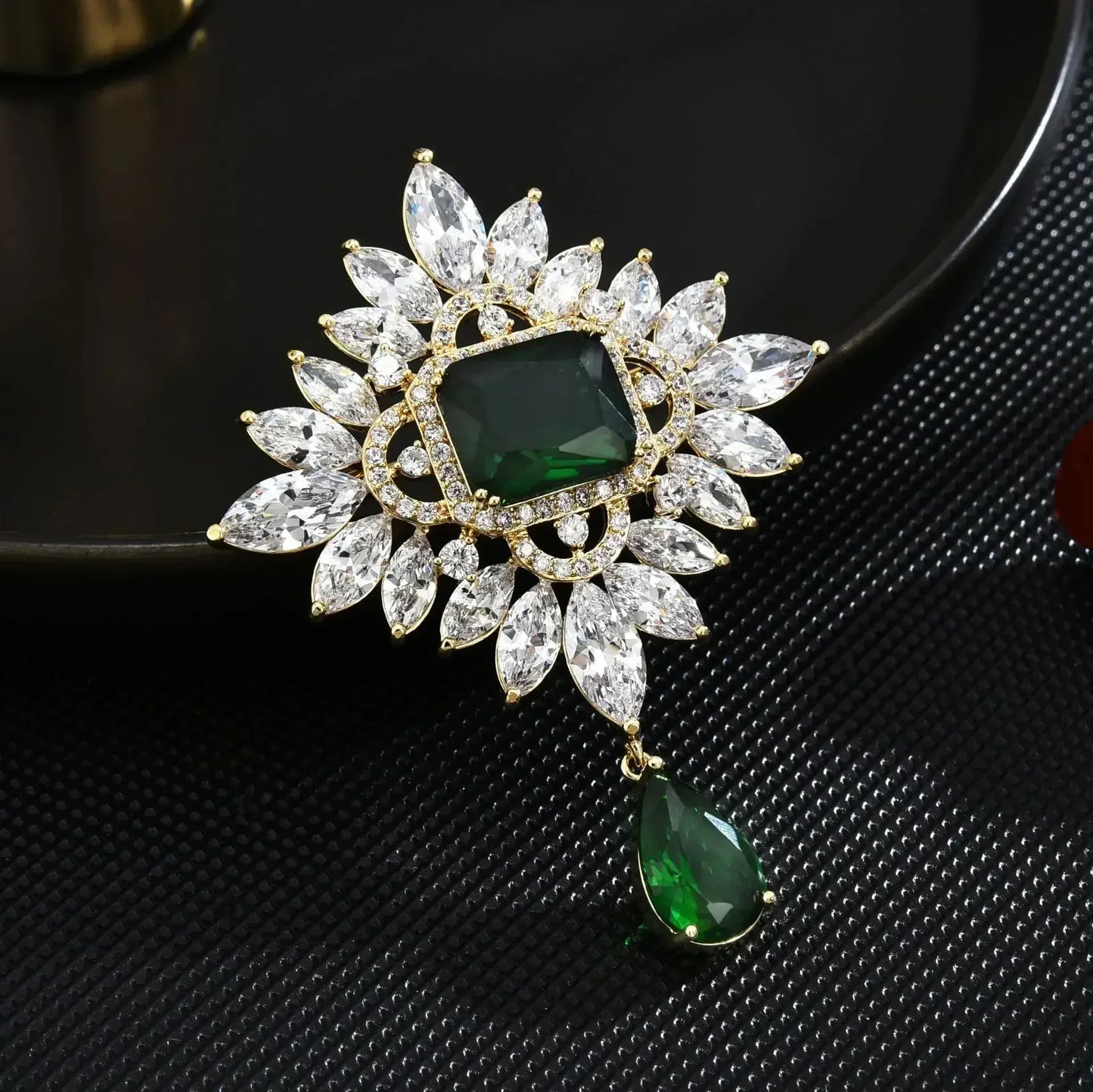 Exquisite Crystal Sun Hat Brooch for Men and Women Fashion Shirt Badge Collar Lapel Pin Jewelry