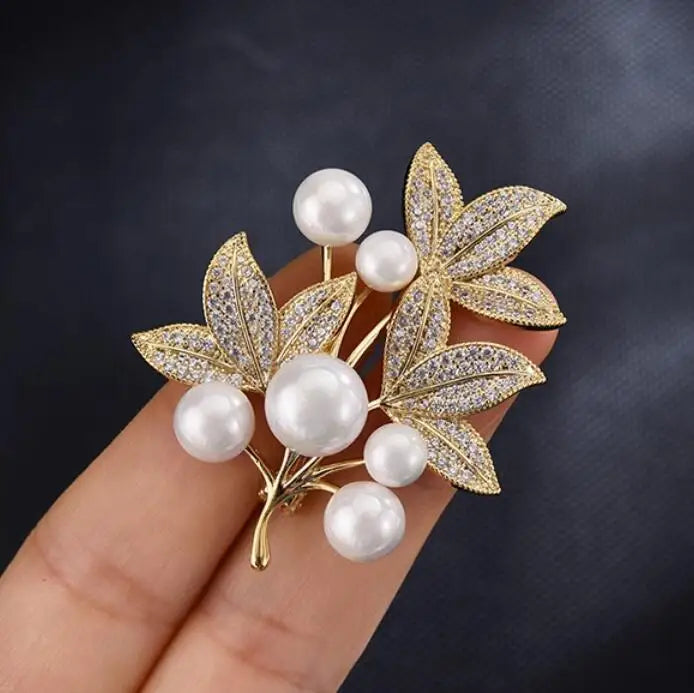 Fashion Pearl Maple Leaf Rhinestone Brooches For Women Elegant Metal Fixed Clothing Pins Daily Jewelry Accessories