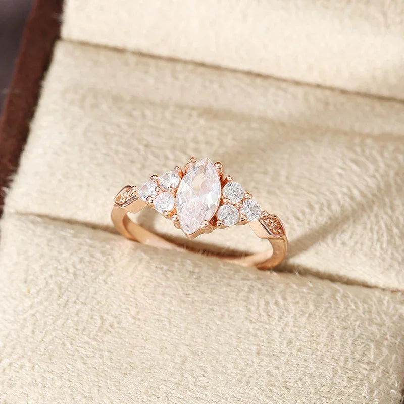 Women's fashionable sparkling zircon ring is suitable for proposing to give to her beloved on her wedding anniversary