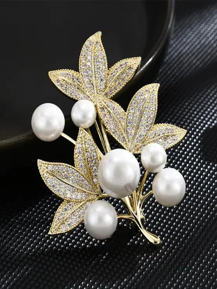 Fashion Pearl Maple Leaf Rhinestone Brooches For Women Elegant Metal Fixed Clothing Pins Daily Jewelry Accessories