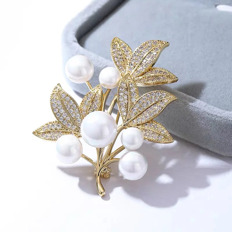 Fashion Pearl Maple Leaf Rhinestone Brooches For Women Elegant Metal Fixed Clothing Pins Daily Jewelry Accessories