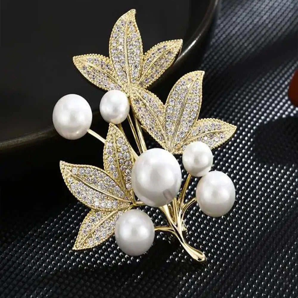 Fashion Pearl Maple Leaf Rhinestone Brooches For Women Elegant Metal Fixed Clothing Pins Daily Jewelry Accessories