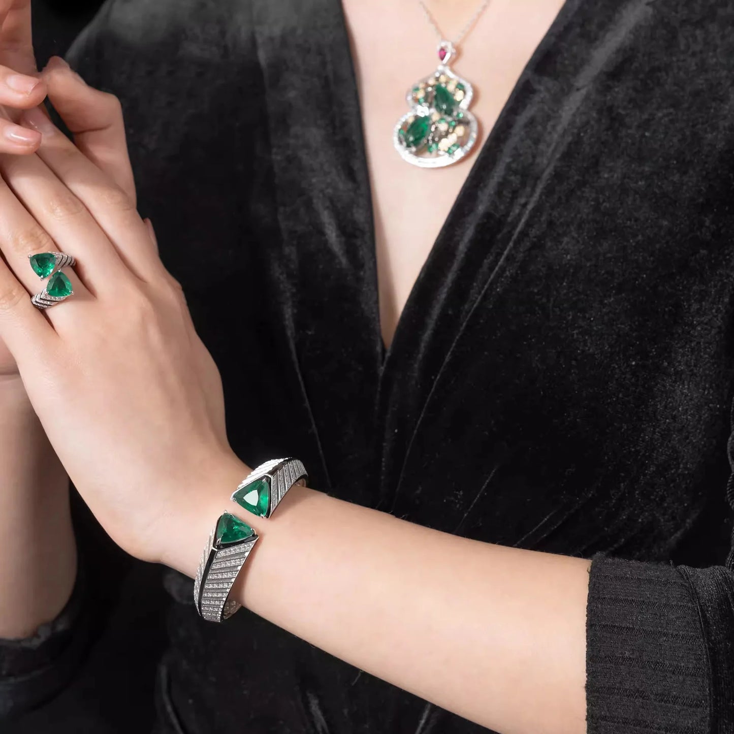 Vintage Luxury Artdeco Design Jewelry Inlaid Colombian Simulation Triangle Emerald Bracelets Rings Jewelry Sets For Women